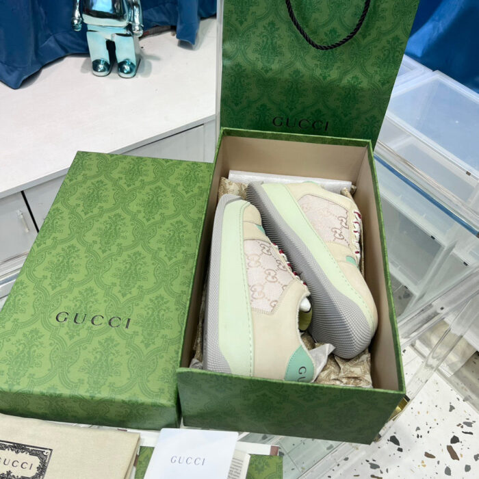 Sneakers Gucci di lusso inside elegante scatola verde con dettagli raffinati e design trendy.