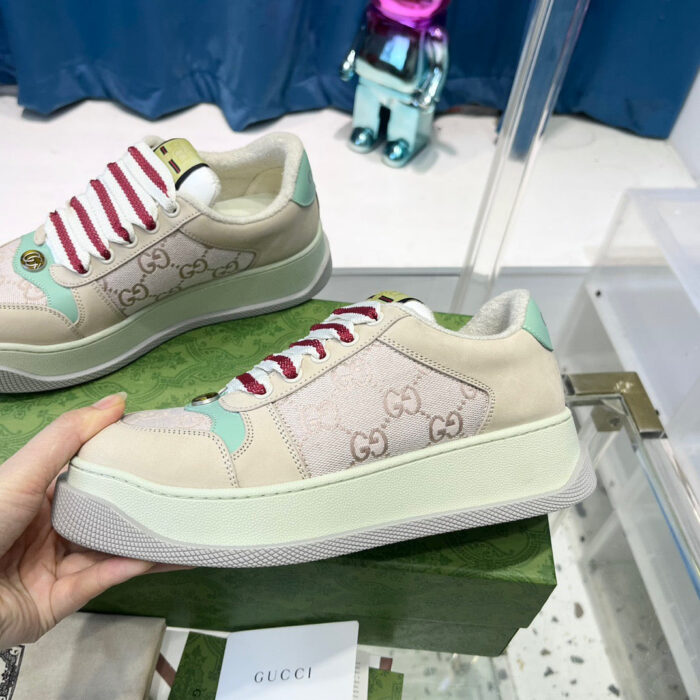 Sneaker Gucci colorata, dettagli unici, logo elegante e design moderno in esposizione raffinata.