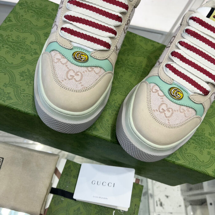 Sneakers Gucci beige con dettagli verde, lacci borgogna, box elegante e logo iconico.