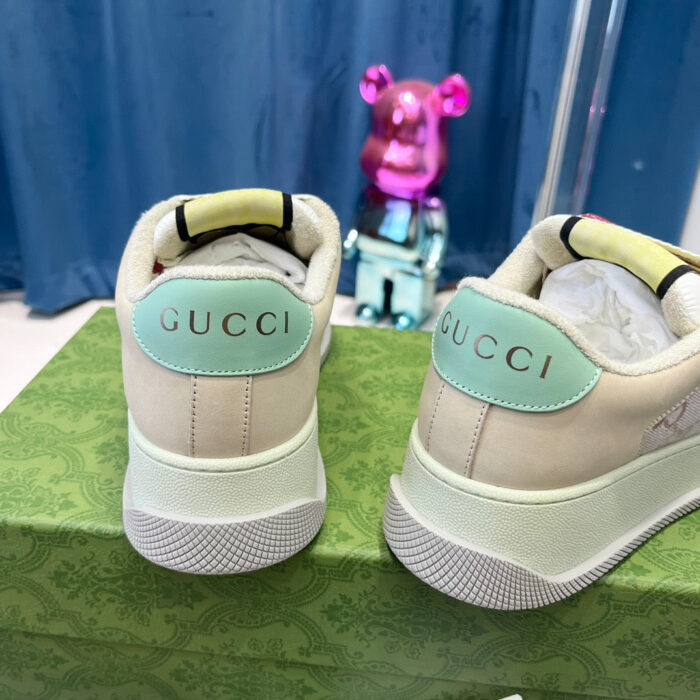Sneakers Gucci eleganti con dettagli colorati e tocco artistico in un ambiente di lusso e creatività