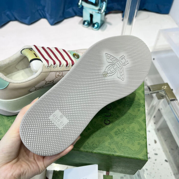 Sneaker colorata con suola dettagliata, sfondo blu e figura robot stilizzata.