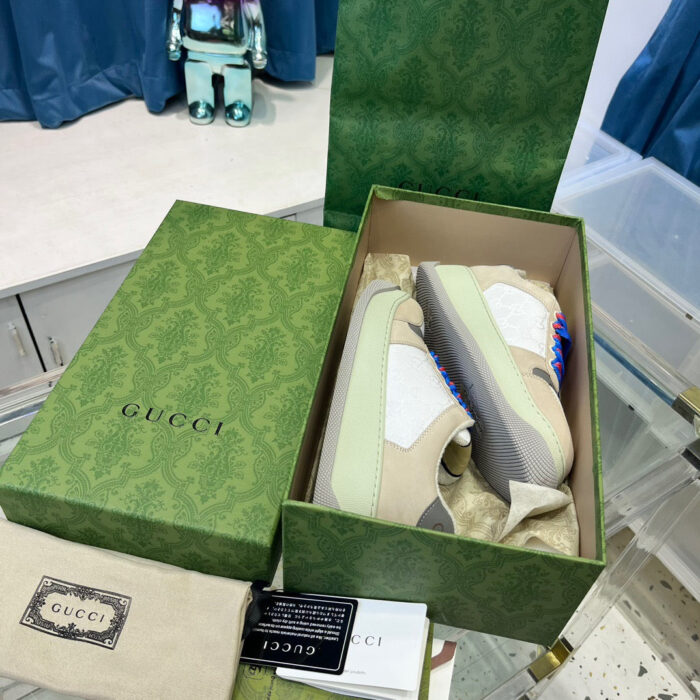 Scarpe Gucci di lusso in elegante confezione con dettagli moderni e tessuti colorati.