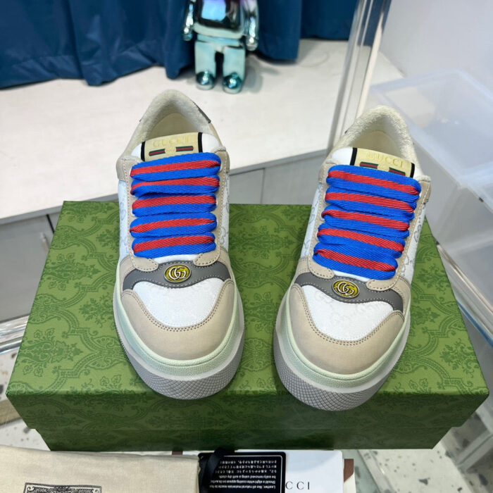 Sneakers con lacci blu su scatola decorativa verde, stile moderno e design elegante.