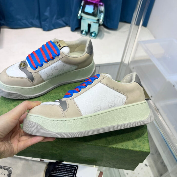 Sneaker trendy con lacci blu e rosso, design moderno e stile urbano in vetrina.