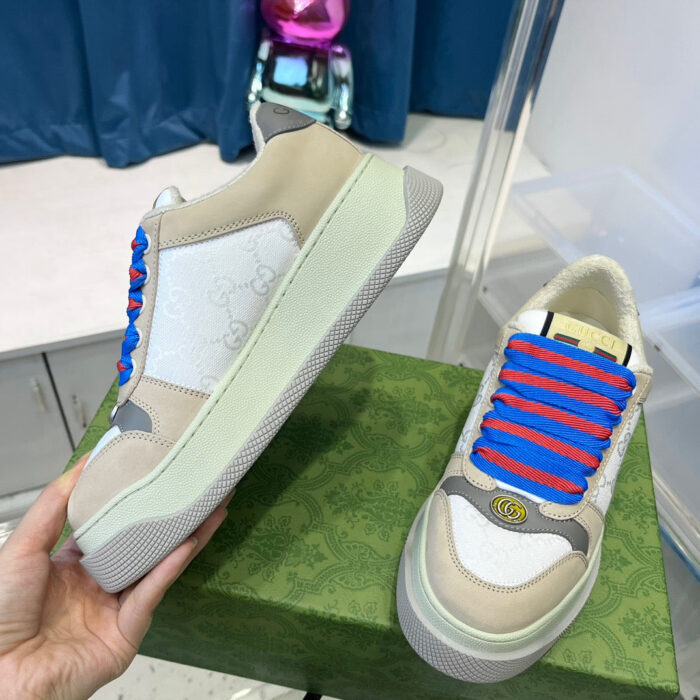 Sneakers moderne con lace colorate, design sporty e stile retrò, perfette per outfit casual e fashion.