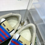 Sneakers Gucci colorate in boutique, stile casual e lusso con dettagli vibranti e comfort elevato.