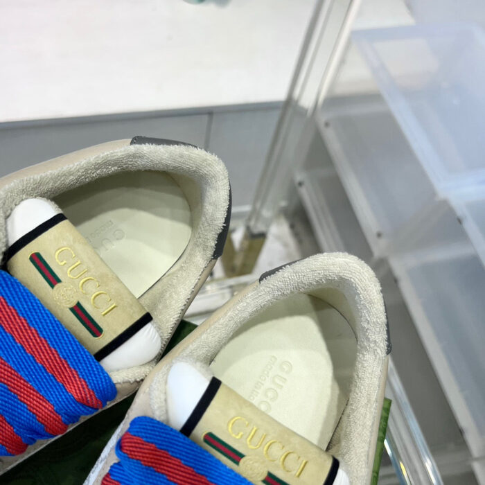 Sneakers Gucci colorate in boutique, stile casual e lusso con dettagli vibranti e comfort elevato.