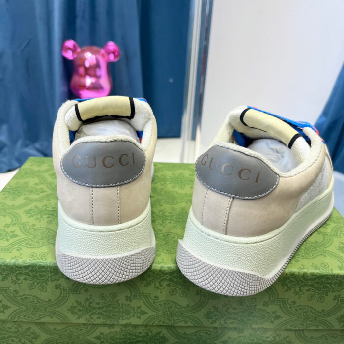 Sneakers Gucci beige di design elegante con dettagli di alta qualità e tocco giocoso rosa.