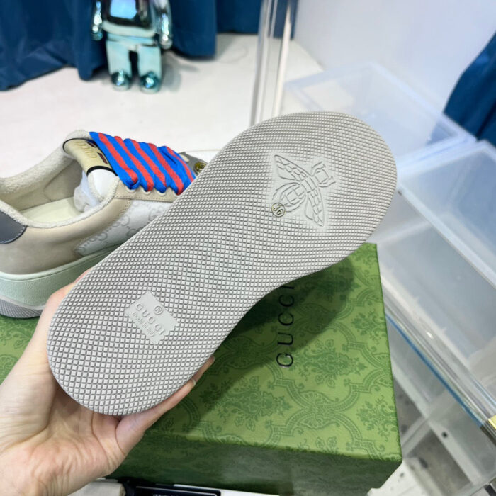 Sneaker Gucci premium con suola dettagliata, lacci colorati e design moderno di alta qualità.
