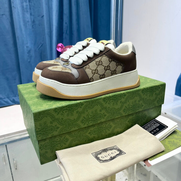 Sneakers di lusso con monogramma, scatola verde e dust bag in stile elegante e moderno.