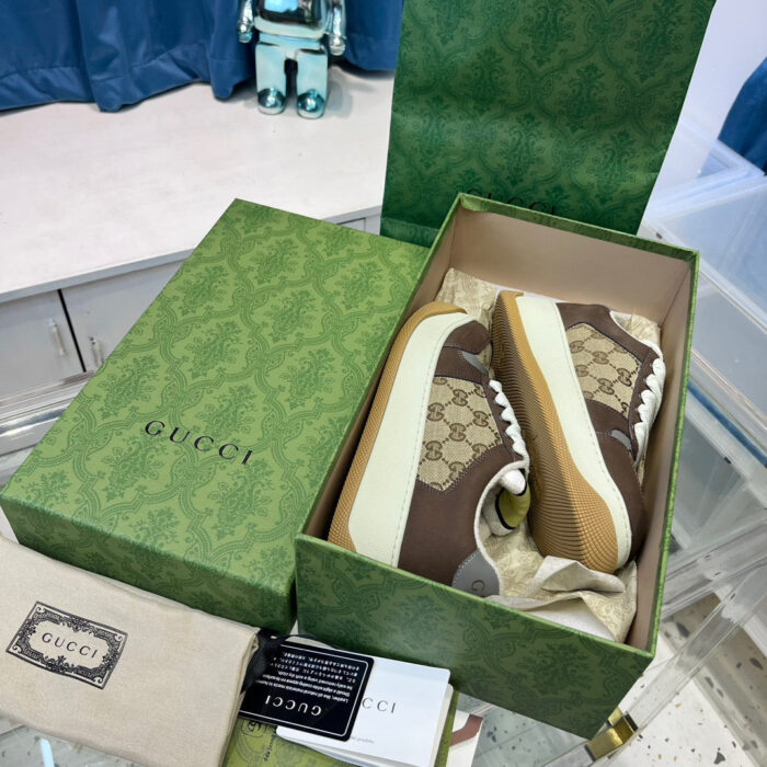 Sneakers Gucci con confezione verde, dettagli luxury e design elegante in stile moderno.