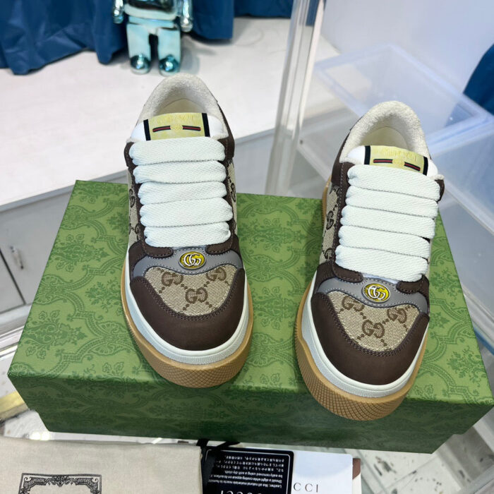 Scarpe Gucci monogram, sneakers vintage e moderna su scatola verde, stile urbano e lusso.