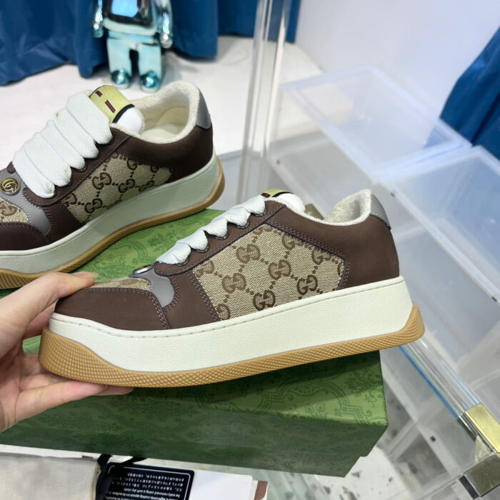 Sneaker in pelle con logo monogramma, suola spessa bianca e design moderno elegante.