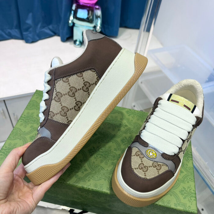 Sneakers Gucci monogramma con suola spessa e design moderno, comfort e stile di lusso.