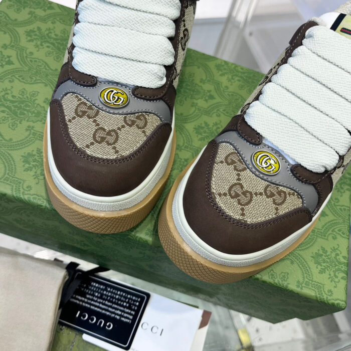 Sneakers Gucci in brown e beige con logo GG e suola robusta, stile di lusso.
