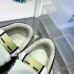 Sneaker di lusso con dettagli moderni, pelle bianca e accenti di colore, eleganza e comfort raffinato.