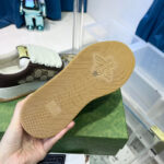 Sole di sneaker Gucci di lusso, dettagli premium e logo distintivo in primo piano.