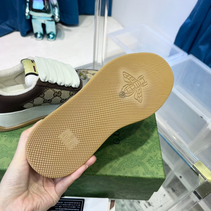 Sole di sneaker Gucci di lusso, dettagli premium e logo distintivo in primo piano.