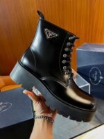 Stivale ankle in pelle nera con zeppa robusta e dettagli di lusso, perfetto per ogni stile.