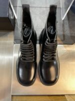 Stivali neri in pelle eleganti con lacci, perfetti per ogni occasione di stile.
