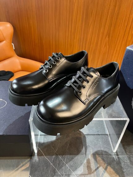 Scarpe eleganti nere in pelle su supporto in acrilico, ambiente raffinato in legno e design moderno
