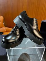 Scarpe nere con suola platform moderna e dettagli di alta qualità, stile elegante e confortevole.