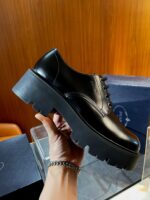 Scarpe Oxford nere con suola piattaforma moderna, eleganti e comode per ogni occasione.