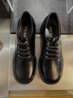 Scarpe Prada classiche in pelle lucida da uomo, elegante e di alta qualità.