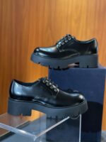 Scarpe nere eleganti con suola chunky e design moderno, perfette per uno stile sofisticato.