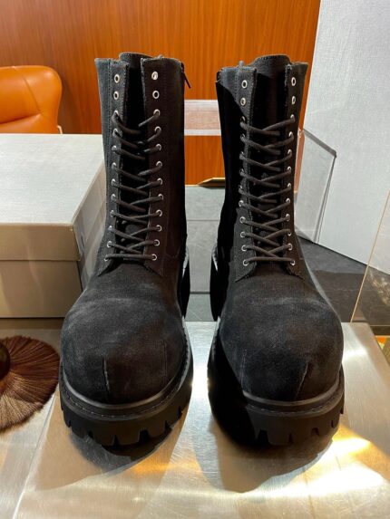 Stivaletti neri in suede con suola robusta e stile rugged, ideali per outdoor e look moderni.
