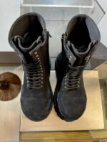 Stivaletti neri in pelle con suola robusta, zip laterale e stile moderno e resistente.