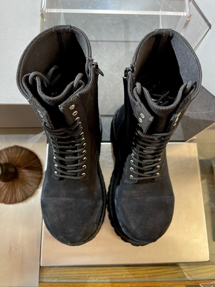 Stivaletti neri in pelle con suola robusta, zip laterale e stile moderno e resistente.