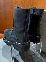 Stivali neri in suede con suola robusta, zip laterale, stile moderno e resistente.