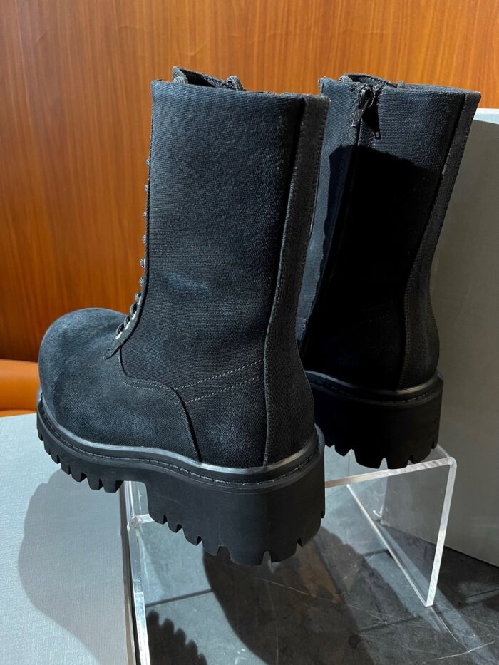 Stivali neri in suede con suola robusta, zip laterale, stile moderno e resistente.