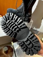 Stivaletto rugged con suola antiscivolo, dettagli eleganti in pelle e cuoio, stile e praticità.