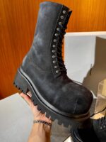 Stivale nero oversize in tessuto resistente, stile urbano, con suola robusta e dettagli di qualità.