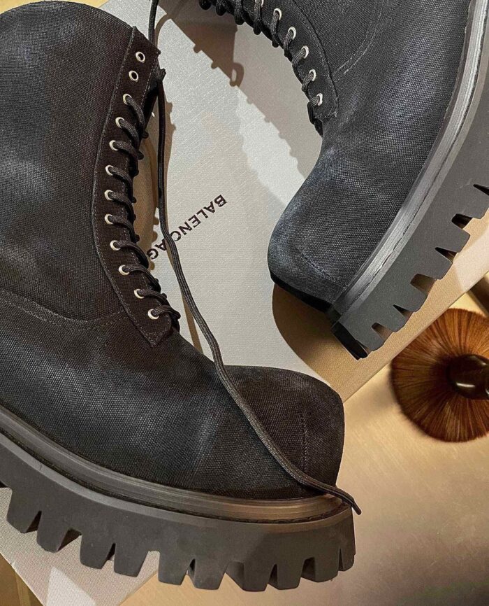 Stivaletti Balenciaga neri in pelle con suola robusta, design elegante e stile moderno.