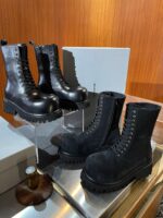 Stivali neri moderni in esposizione, stile elegante e di tendenza per look fashion.