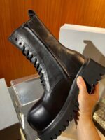 Stivale nero in pelle con zeppa, zip laterale e fondo antiscivolo rugged, stile e praticità.
