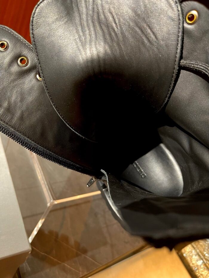 Stivale elegante in pelle nera con interno imbottito e dettagli di alta qualità.