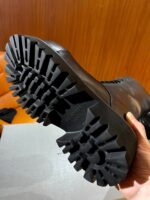 Sola robusta e antiscivolo su stivali in pelle nera, ideali per outdoor e stile.