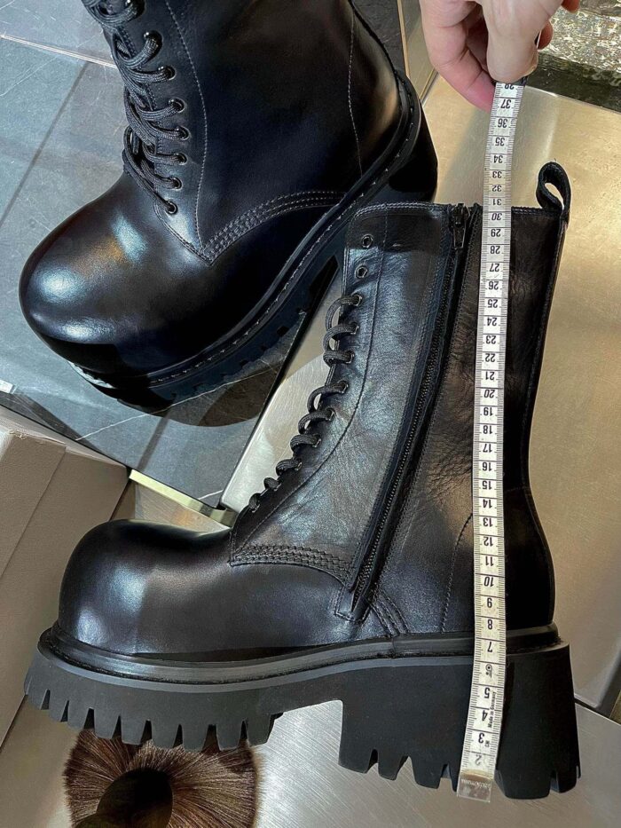 Stivali black combat con zeppa, cerniera laterale e design urbano moderno.