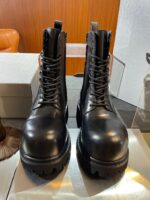 Stivali neri in pelle con suola robusta, stile elegante e adatti a ogni avventura.