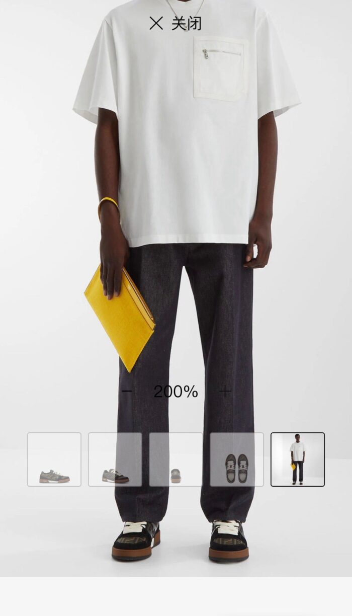 Look casual e moderno: T-shirt bianca, pantaloni scuri e clutch gialla per uno stile trendy.