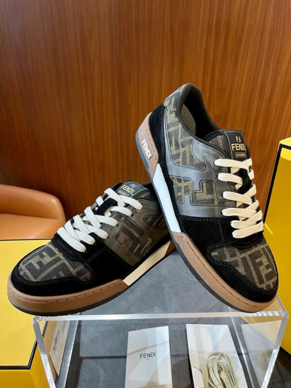 Scarpe da ginnastica di lusso in suede e canvas, eleganti e moderne, su mensola di vetro.