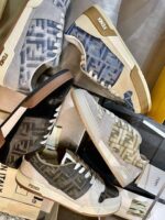 Sneakers di tendenza con design moderno, colori vari e dettagli eleganti su sfondo neutro.