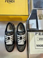 Sneakers Fendi di lusso con scatola gialla vibrante e dettagli eleganti.