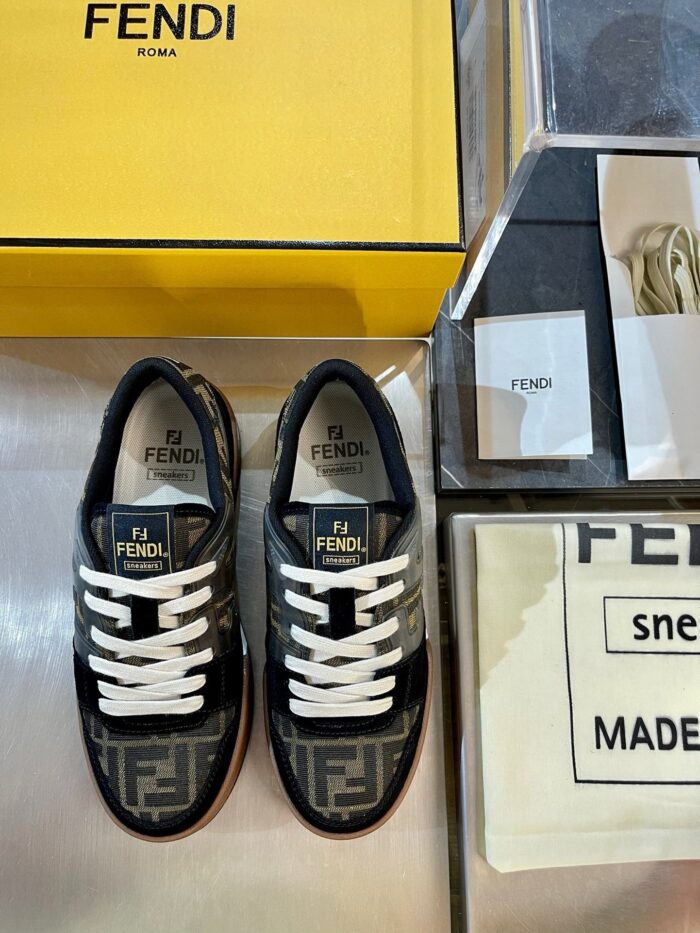 Sneakers Fendi di lusso con scatola gialla vibrante e dettagli eleganti.