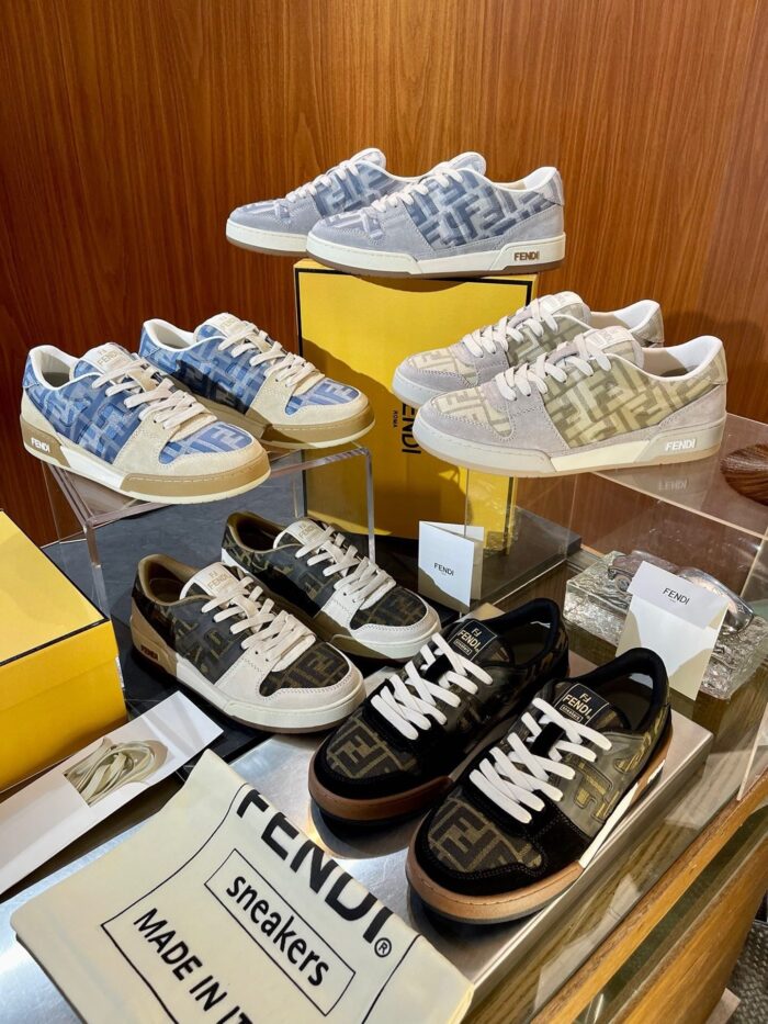 Sneaker di lusso in esposizione, stile moderno, dettagli raffinati, brand premium e packaging elegante.
