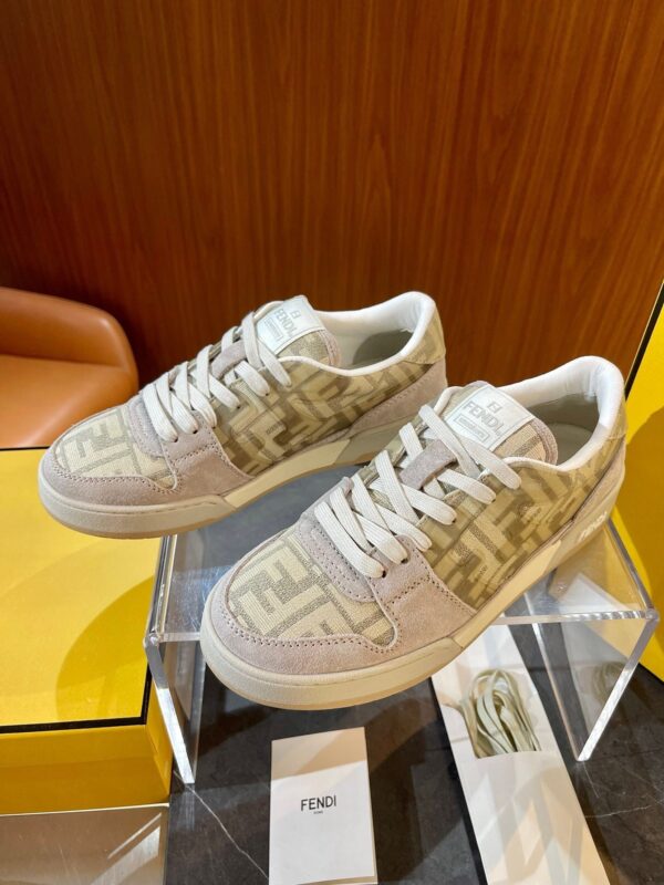 Sneakers di lusso beige e crema, design elegante e comfort, perfette per ogni occasione.